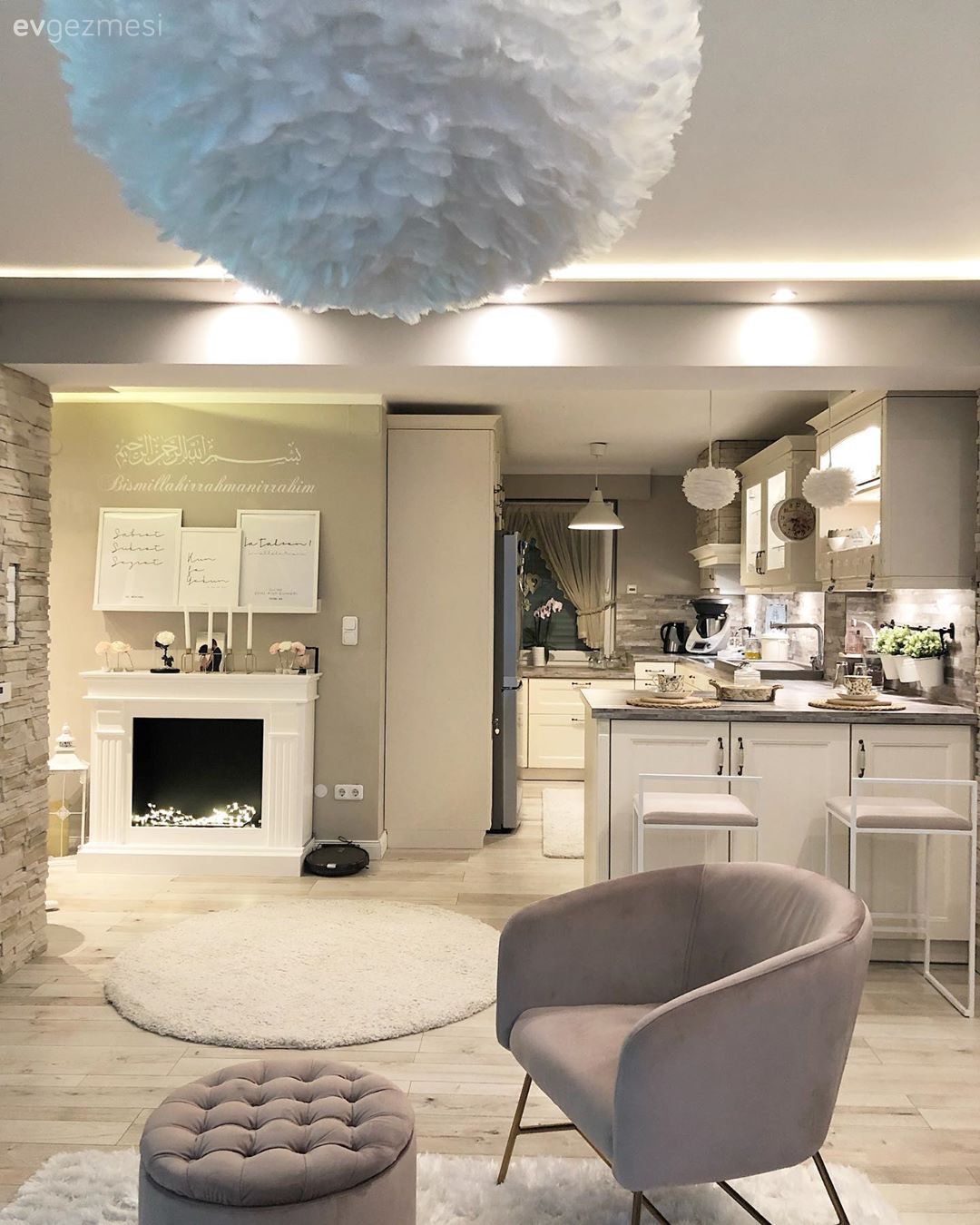 Açık konsept yaşam alanı, Amerikan Mutfak, Mutfak, Beyaz, Bej, Yuvarlak halı, Halı, Şömine, Bar masa & sandalyeleri, Mutfak yarım adası, Mutfak tezgahı, Mutfak tezgah arası, Tezgah arası doğal taş, Mutfak Avize Modelleri, Mutfak aksesuarları, Parke, Tablo, Duvar dekorasyonu, Berjer, Puf, Metal ayaklı berjer, Avize, Aydınlatma