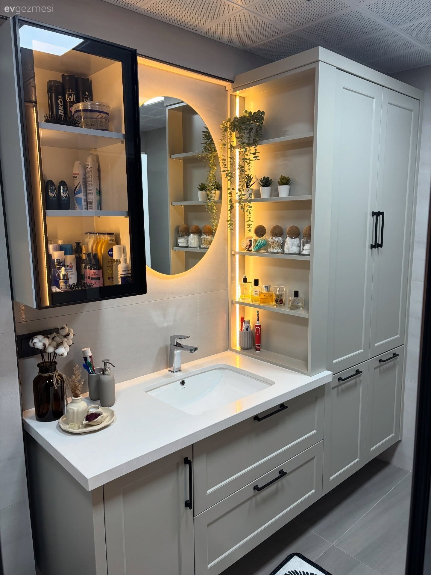 Banyo, Modern banyo, Gri, Bej, Beyaz, Banyo dolabı, Banyo aynası, Cam kapaklı dolap, Banyo seramikleri