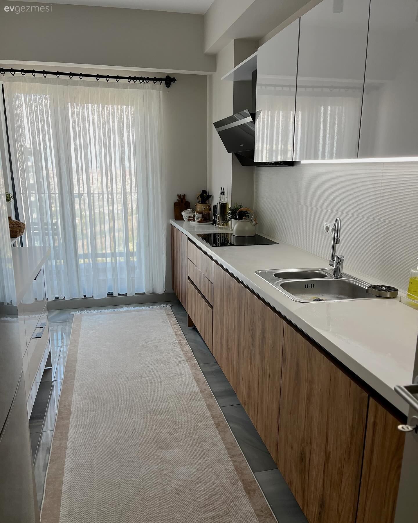 Mutfak, Modern mutfak, Beyaz ve ahşap mutfak, Mutfak tezgahı, Mutfak tezgah arası, Kulpsuz mutfak dolabı, Mutfak perdesi, Mutfak halısı, Davlumbaz, Mutfak tülü