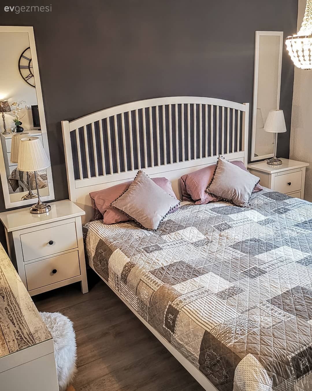 Yatak Odası, Beyaz, Gri, Pudra pembe, Gri duvar, Ayna, Duvar dekorasyonu, Komodin, Yatak başlığı, Yatak örtüsü, Kırlent, Ev tekstili, Avize, Aydınlatma
