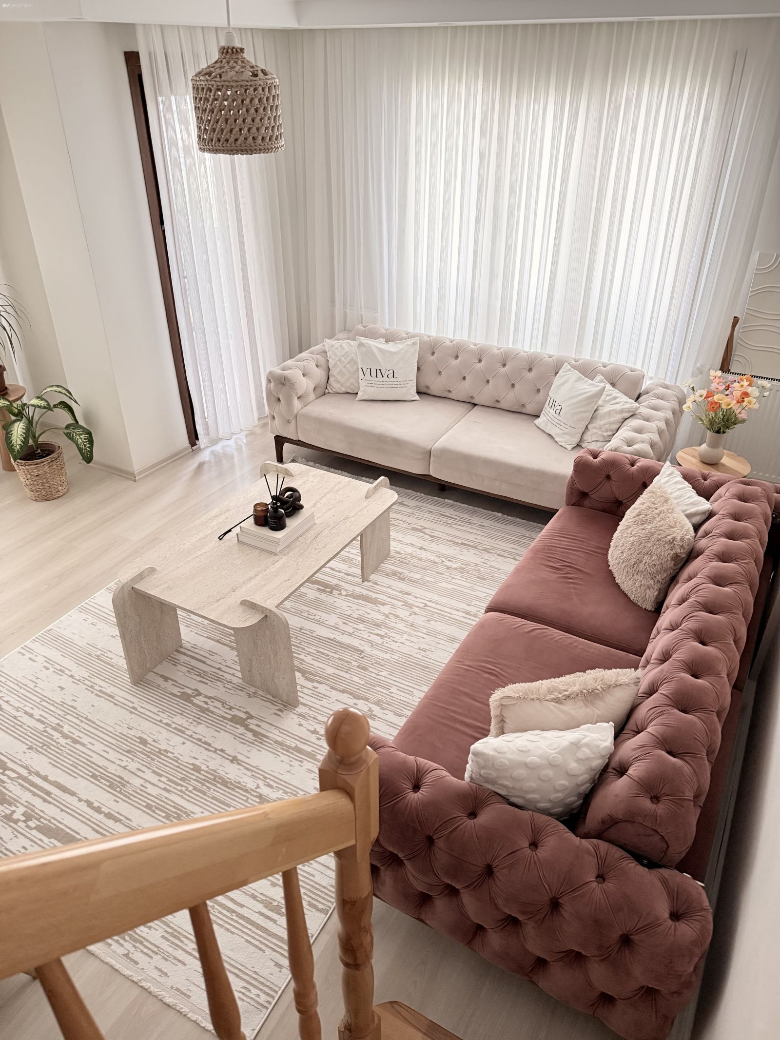 Bu İki Katlı Evde Modern ve Country Esintiler Karışmış