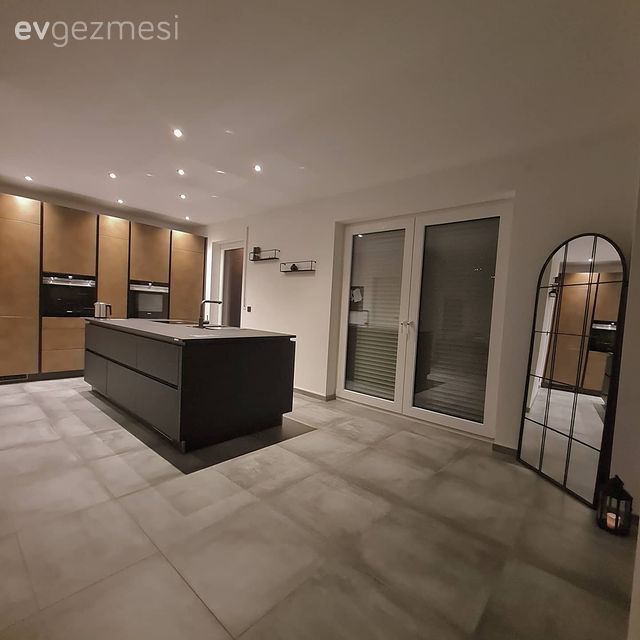 Mutfak, Modern mutfak, Siyah, Ada mutfak, Ankastre, Ayna, Zemin seramikleri, Mutfak zemin seramikleri, Spot aydınlatma, Aydınlatma