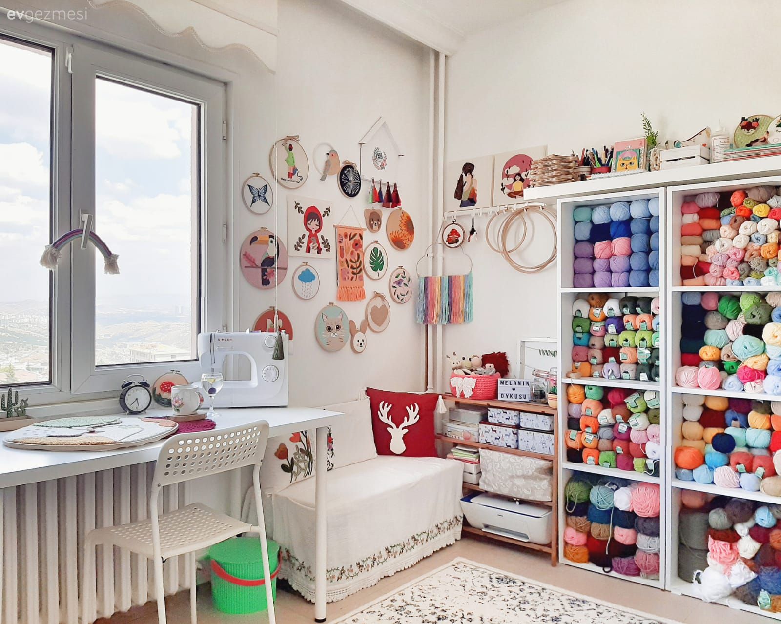 Çalışma odası, Sedir, Dolap, Dekoratif Objeler, Duvar dekorasyonu, Kırmızı, Bej, Beyaz, Kırlent, Ev tekstili