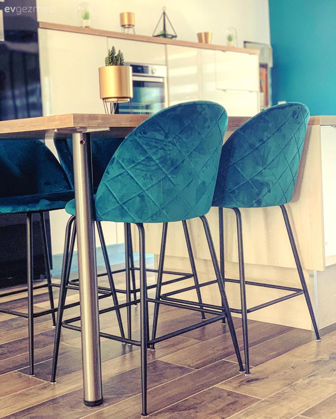 Mutfak masası, Sandalye, Ahşap masa, Mavi duvar, Mavi