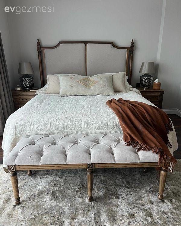 Yatak Odası, Country, Beyaz, Vizon, Kahverengi, Yatak başlığı, Ahşap Mobilya, Komodin, Halı, Yatak örtüsü