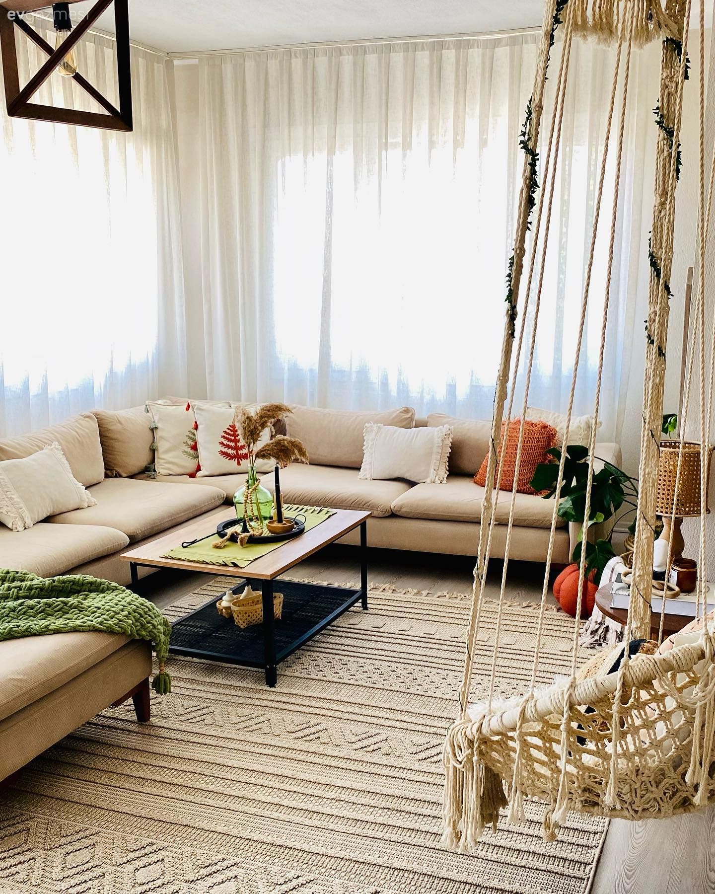 Salon, Bohem Dekorasyon, Köşe koltuk, Koltuk takımı, Orta sehpa, Sehpa, Halı, Salon halısı, Tül perde, Perde, Salıncak, Kırlent, Ev tekstili, Krem, Bej, Turuncu, Avize, Aydınlatma, Salon avizesi, Ev bitkisi