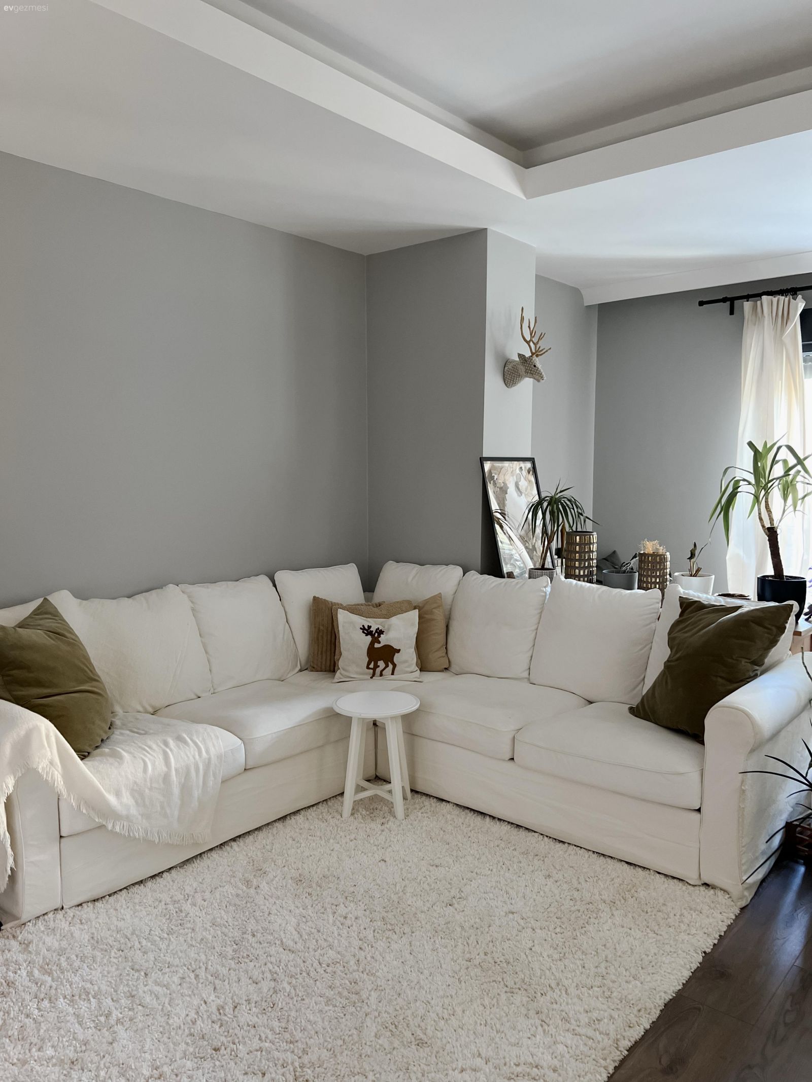 Bu Samimi Evde Yalın Tasarımlar Ahşapla Desteklenmiş