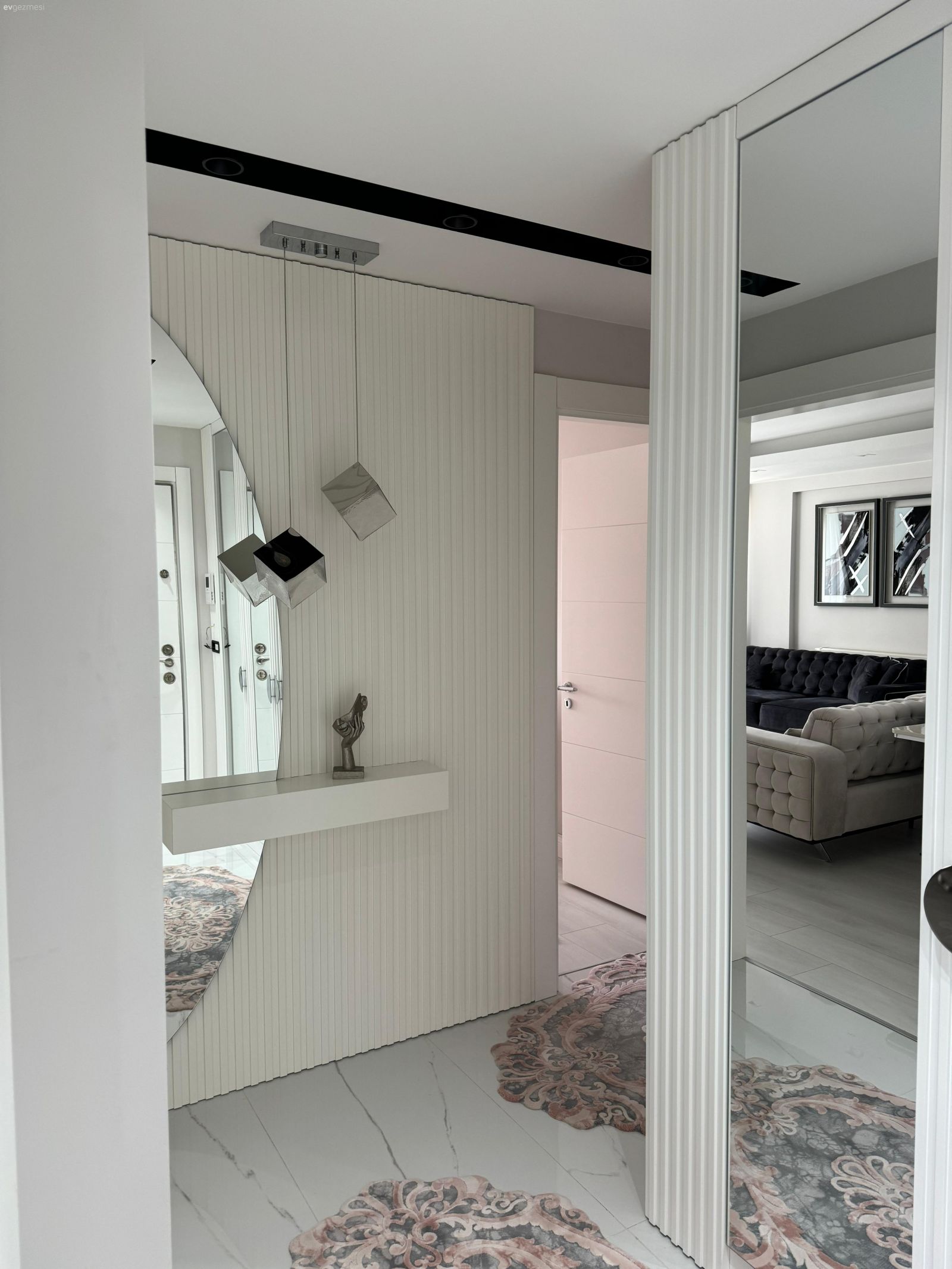 Bu İzmir Evinde Modern Stil Aynalar Eşliğinde Seviliyor!