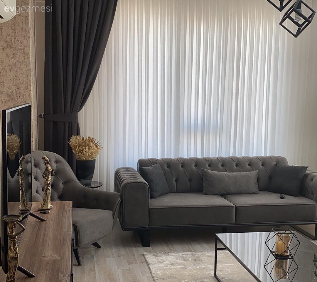 Salon, Gri, Siyah, Beyaz, Fon perde, Perde, Tül perde, Orta sehpa, Sehpa, Halı, Salon halısı, Sandalye, Avize, Aydınlatma, Salon avizesi, Ev Aksesuar, Ev bitkisi, Berjer