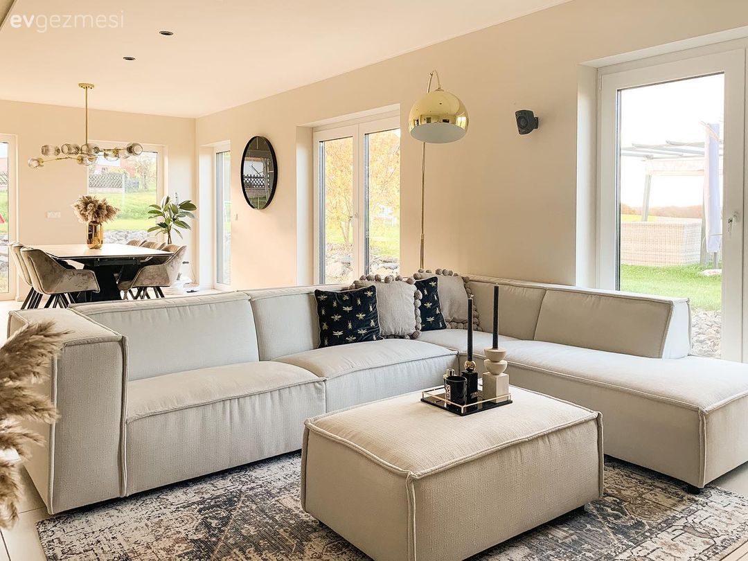 Salon, Açık konsept yaşam alanı, Beyaz, Krem, Bej, Siyah, Köşe koltuk, Koltuk takımı, Orta sehpa, Sehpa, Spot aydınlatma, Aydınlatma, Sandalye, Yemek masası, Puf, Halı, Salon halısı, Avize