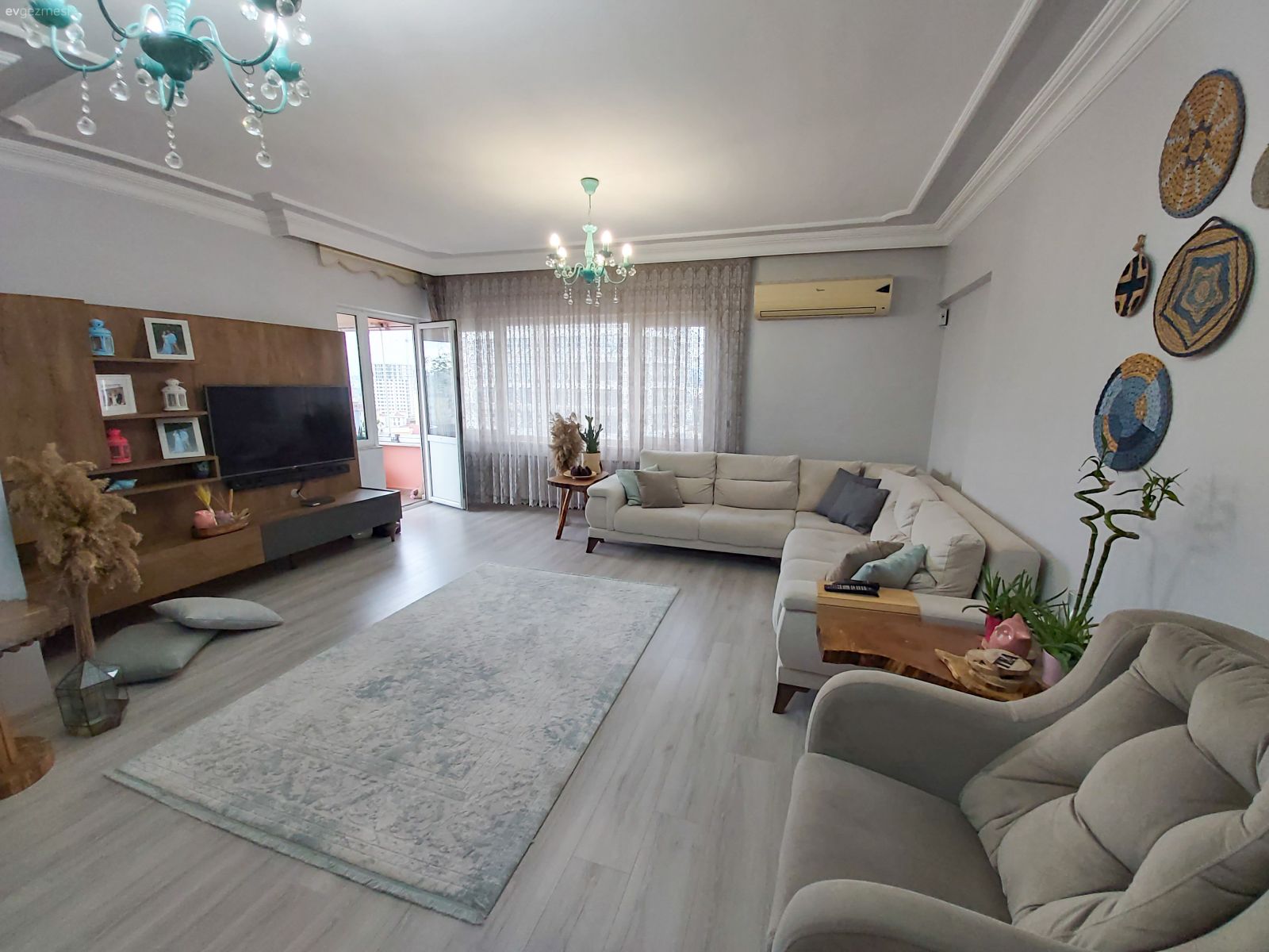 Cıvıl Cıvıl Balkonuyla Mutluluk Yayan Bir İstanbul Evi