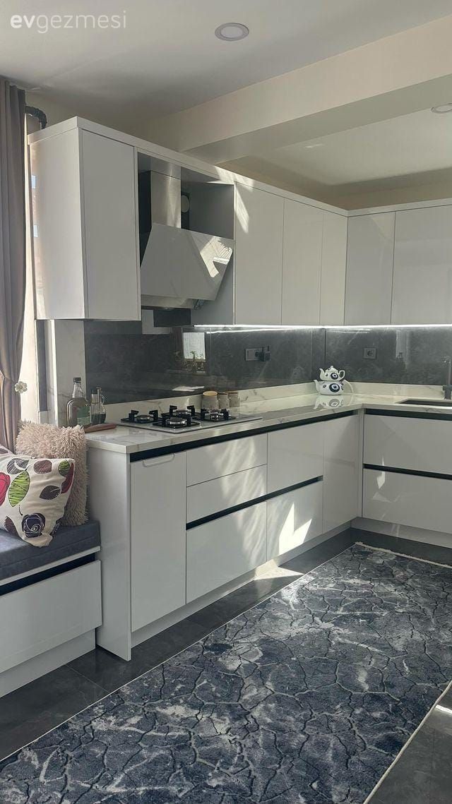 Mutfak köşesi, Mutfak, Beyaz, Gri, Sedir, Mutfak perdesi, Tül perde, Perde, Kahve köşesi, Mutfak aksesuarları, Davlumbaz, Mutfak tezgahı, Mutfak tezgah arası, Kırlent, Ev tekstili, Kulpsuz mutfak dolabı, Mutfak halısı