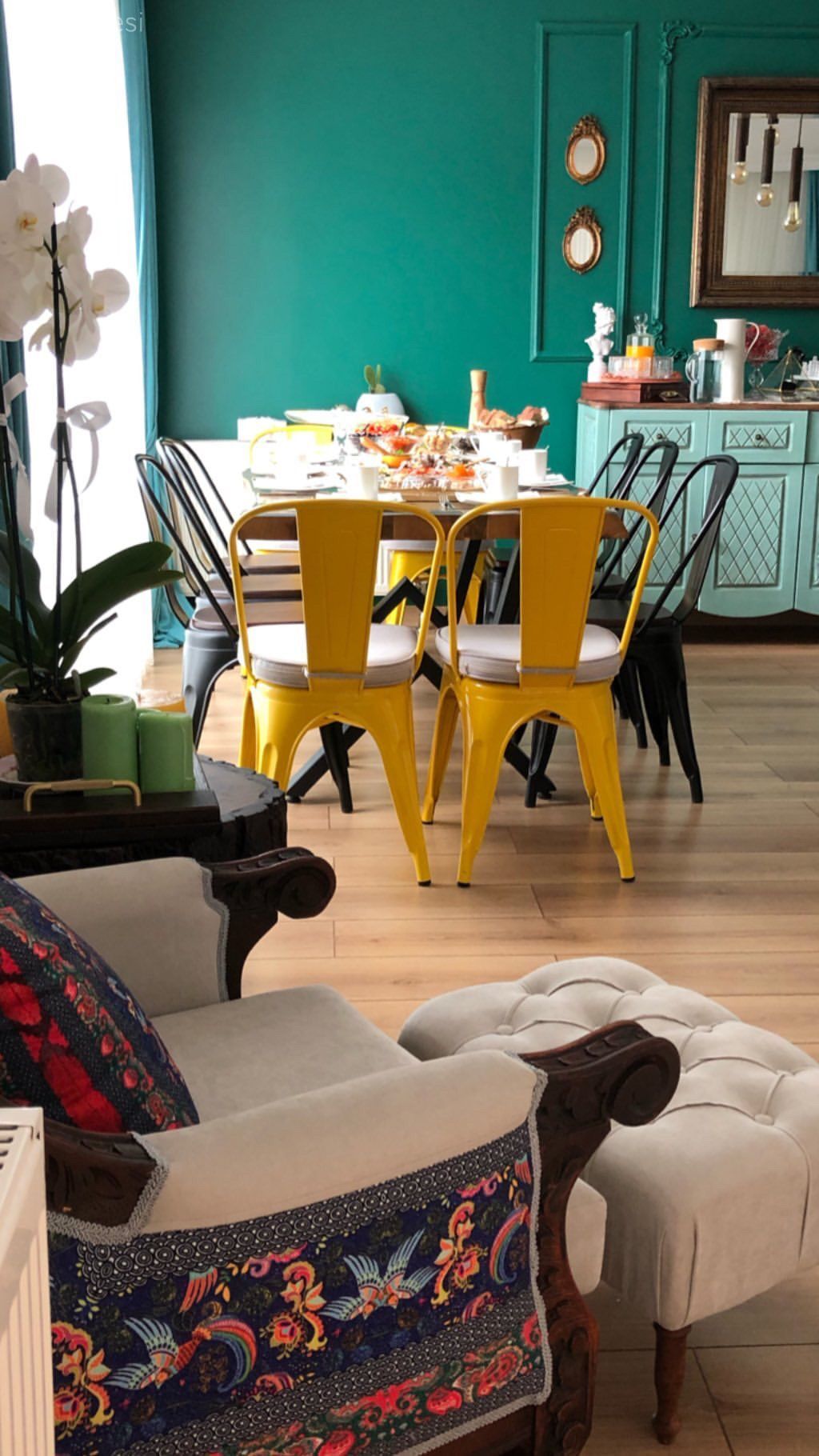 Beyaz, Krem, Çiçekler, Berjer, Desenler, Sarı, Yeşil, Yeşil duvar, Siyah, Sandalye, Yemek masası, Konsol, Konsol üzeri dekoratif objeleri, Duvar çıtalama, Ayna, Dekoratif Objeler, Puf, Orkide