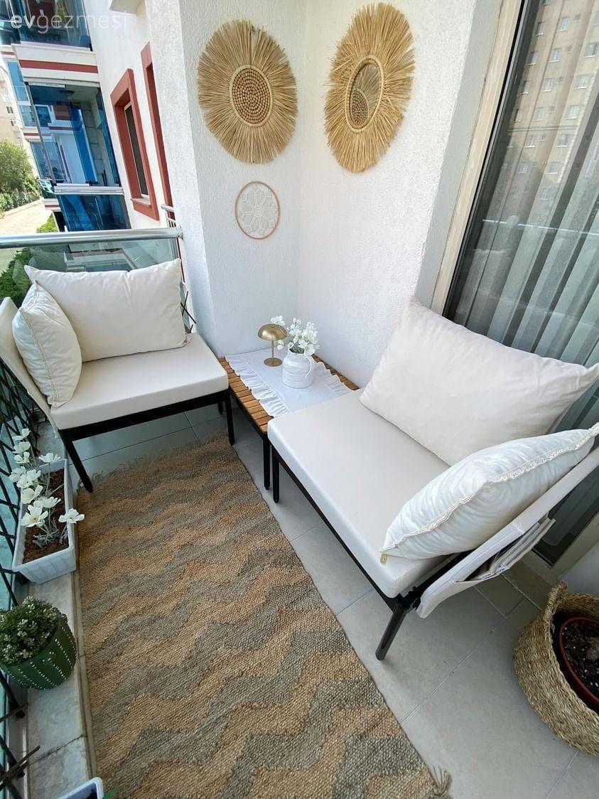 Koltuk Aynı Görünümler Farklı! Portatif Mobilyanın Gücüne Örnek Bir Balkon!