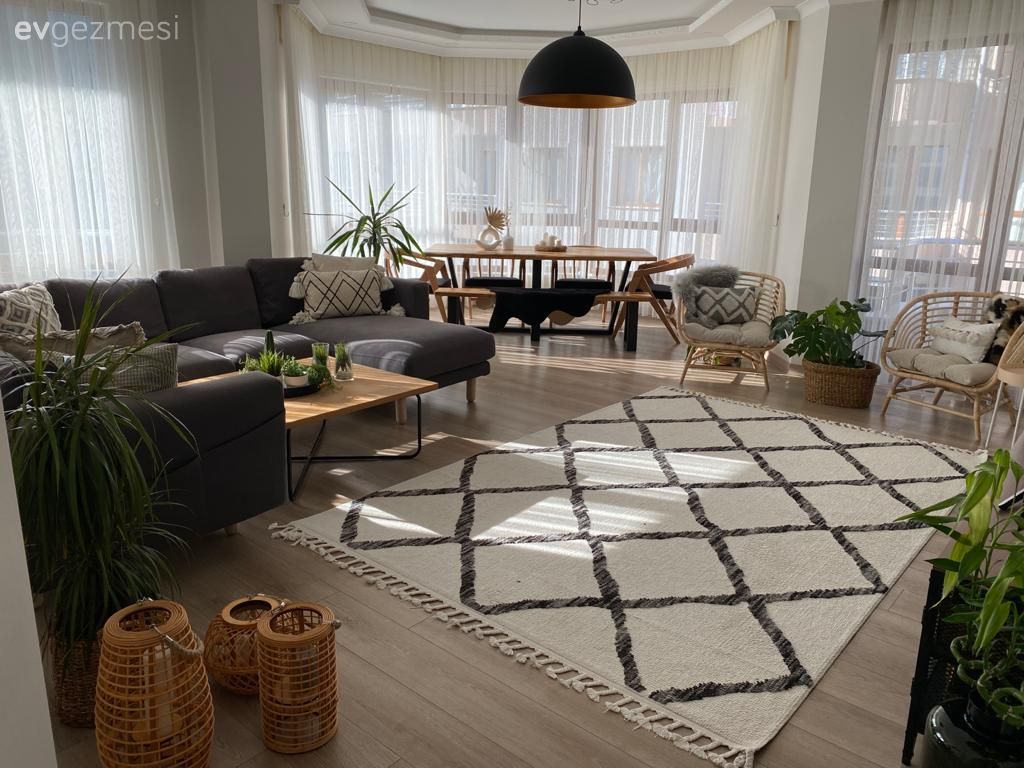 Salon, Bohem Dekorasyon, Beyaz, Gri, Antrasit  , İskandinav, Siyah, Ahşap Mobilya, Hasır, Köşe koltuk, Koltuk takımı, Orta sehpa, Sehpa, Kırlent, Ev tekstili, Halı, Salon halısı, Geometrik desen, Desenler, Duvar rafı, Duvar dekorasyonu, Ev bitkisi, Fener, Ev Aksesuar, Avize, Aydınlatma, Salon avizesi, Ayna, Parke