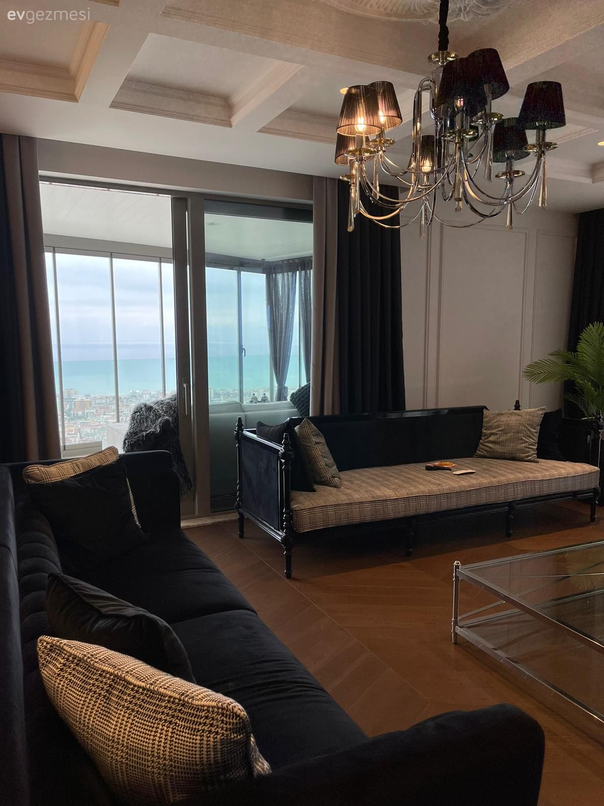 Salon, Art deko, Siyah, Bordo, Krem, Beyaz, Koltuk takımı, Tavan dekorasyon, Avize, Aydınlatma, Salon avizesi, Cam orta sehpa, Orta sehpa, Tül perde, Perde, Fon perde, Ev bitkisi, Parke, Yan sehpa, Sehpa