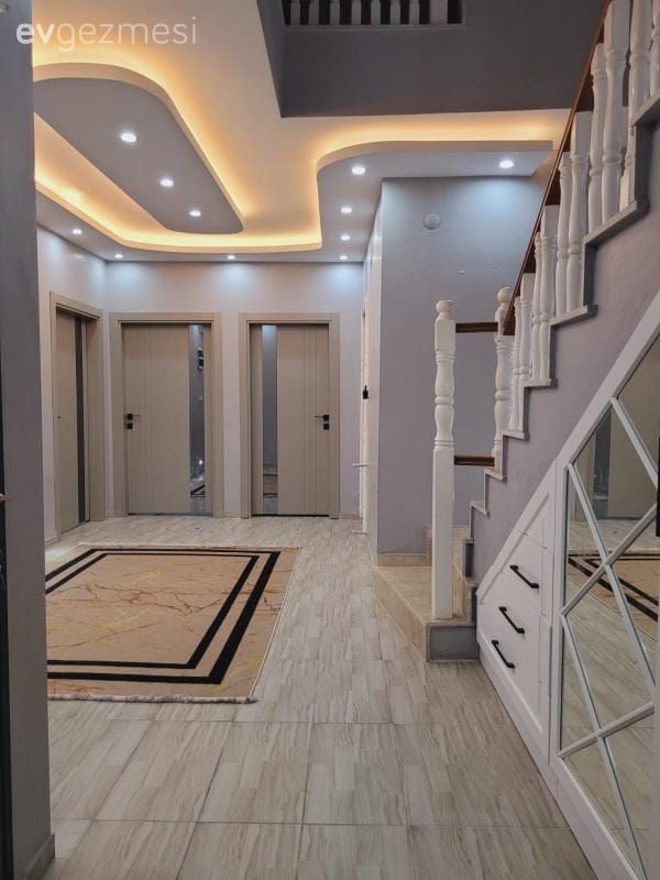 Bu Evde Beyazın Monotonluğunun Önüne Gold Detaylar ile Geçilmiş!
