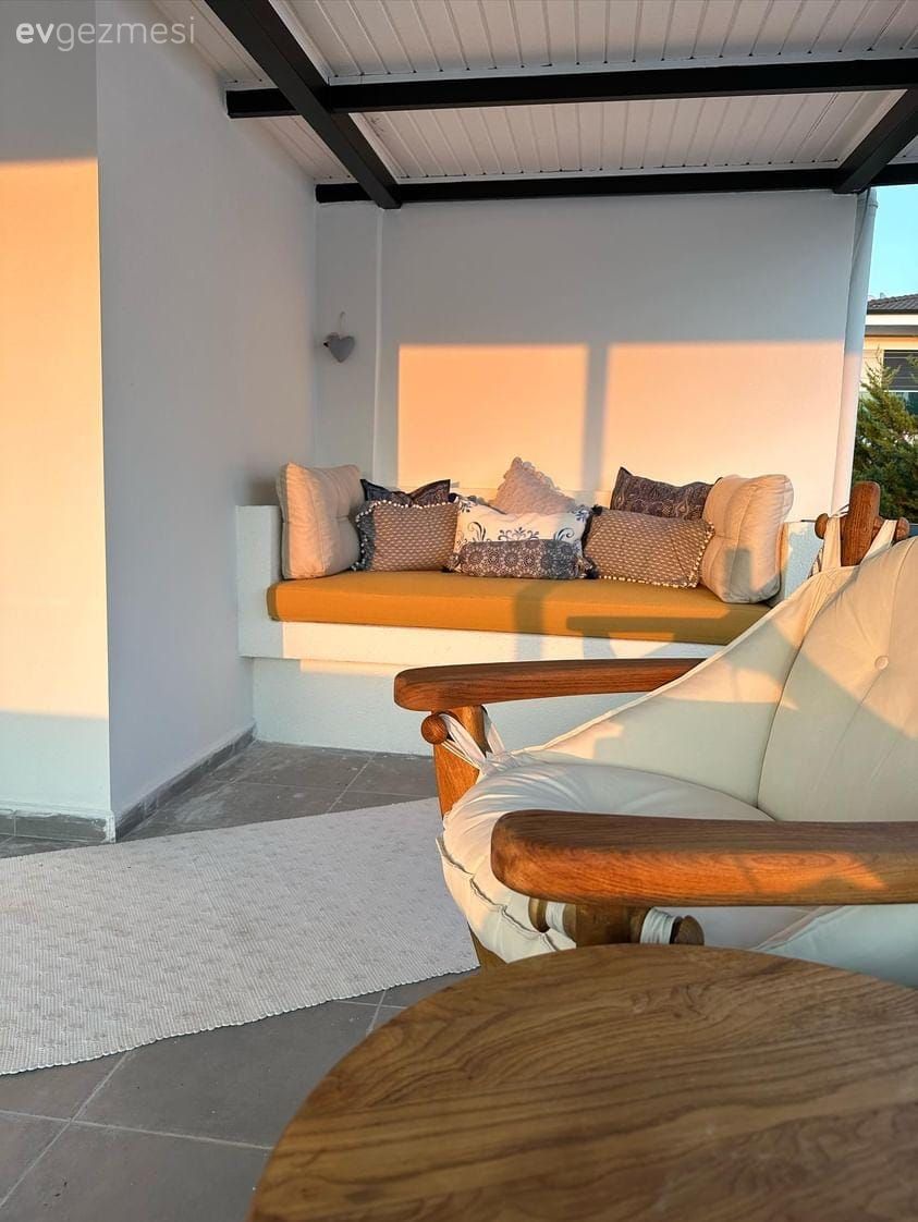 Gazbetondan Yapılan Sedir Bu Balkonu Daha Keyifli Hale Getirmiş!