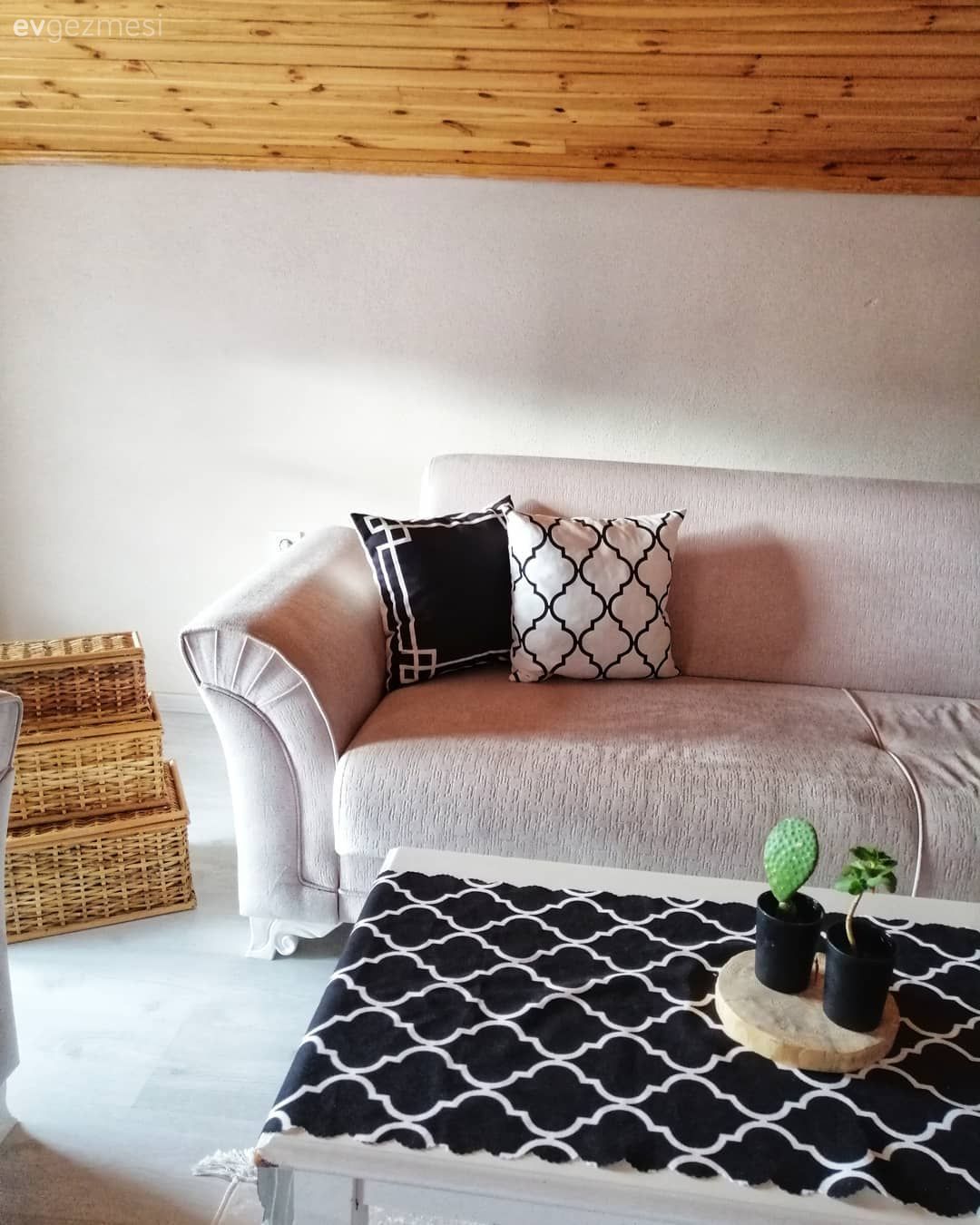 Çatı katı, Hasır sepet, Beyaz, Siyah, Geometrik desen, Desenler, Koltuk takımı, Kırlent, Ev tekstili