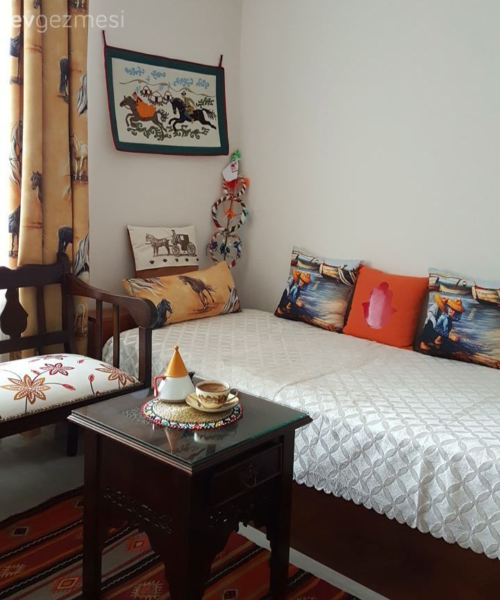 Oturma Odası, Beyaz, Yeşil, Mavi, Sarı, Kahverengi, Fon perde, Perde, Tül perde, Sedir, Oymalı mobilya, Berjer, Orta sehpa, Sehpa, Dekoratif Objeler, Abajur, Aydınlatma, Tablo, Duvar dekorasyonu