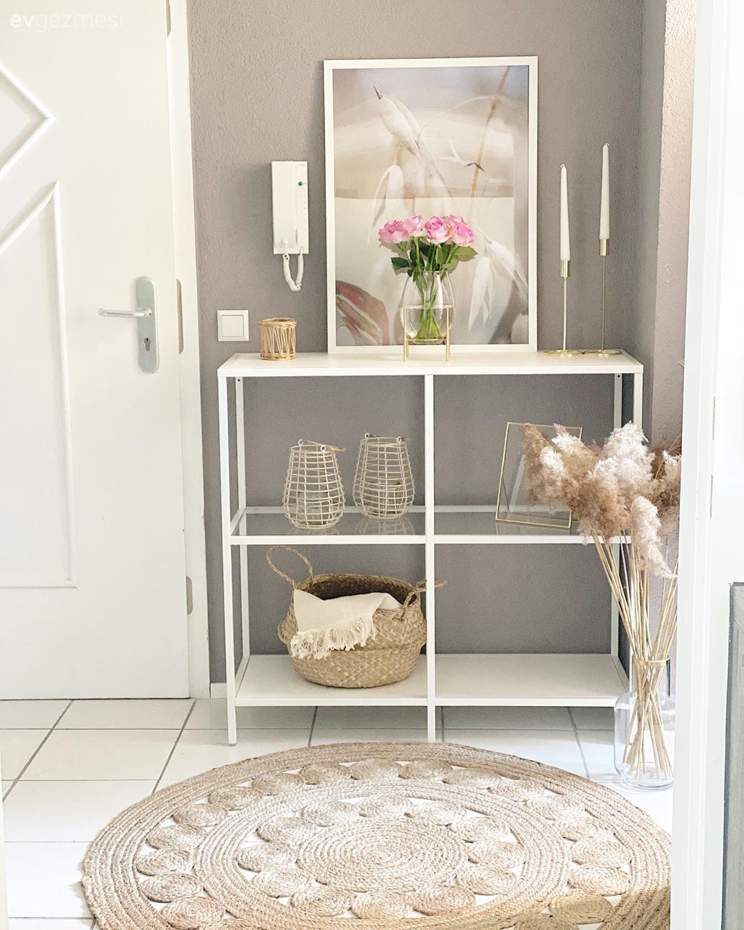 Antre, Beyaz, Gri, Dresuar, Şamdan, Ev Aksesuar, Tablo, Duvar dekorasyonu, Vazo, Jüt halı, Halı, Pampas otu