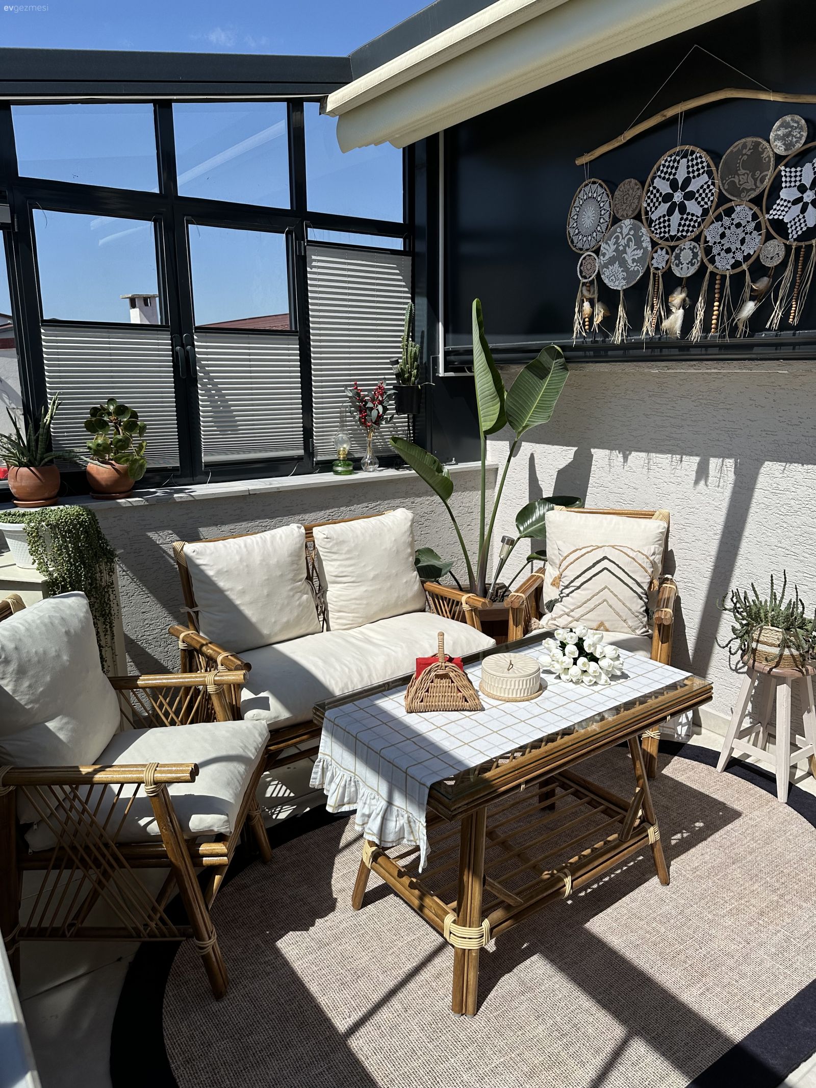 Balkon, Beyaz, Ahşap Mobilya, Kapalı balkon, Sandalye, Balkon oturma grubu, Balkon masası, Kırlent, Ev tekstili, Balkon halısı, Ev bitkisi, Duvar dekorasyonu, Teras