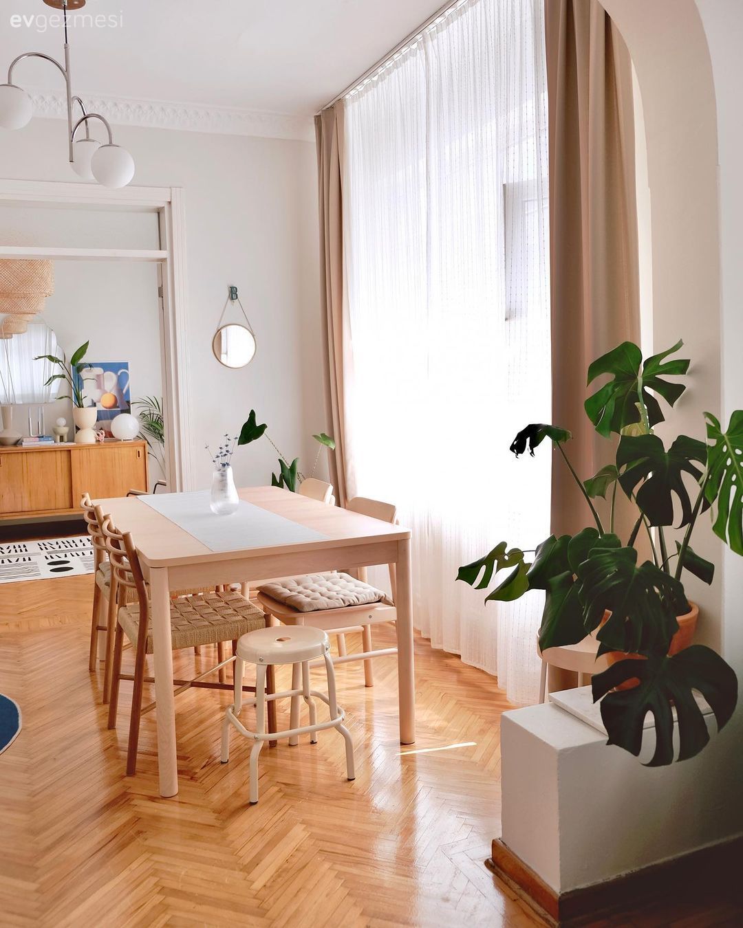 Salon, Bohem Dekorasyon, Fon perde, Perde, Beyaz, Sandalye, Yemek masası, Konsol, Konsol üzeri dekoratif objeleri, Avize, Aydınlatma, Ev bitkisi, Halı, Salon halısı