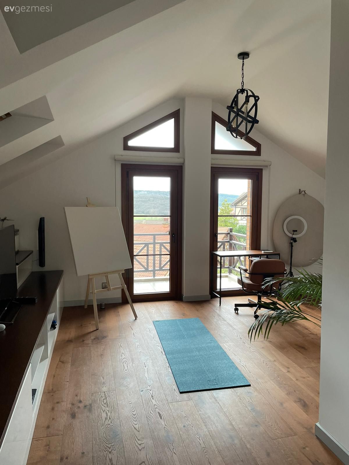 Zamansızlık Hissi Veren Bu Evde Az ve Çok Ortak Paydada Buluşmuş!