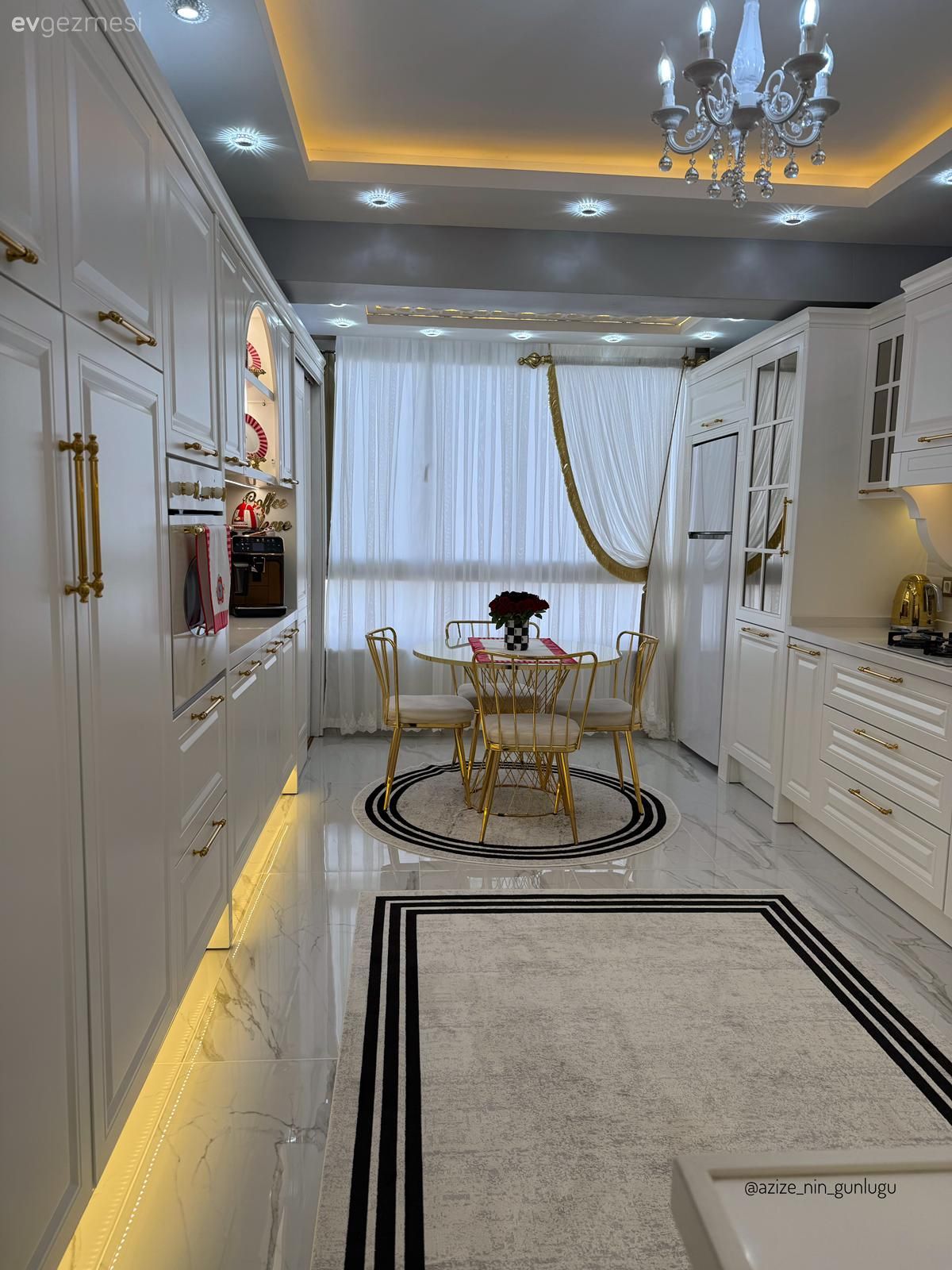 Altın ve Ayna Detaylarıyla Işıltıyı Sevdiğini Gösteren Bir Mutfak