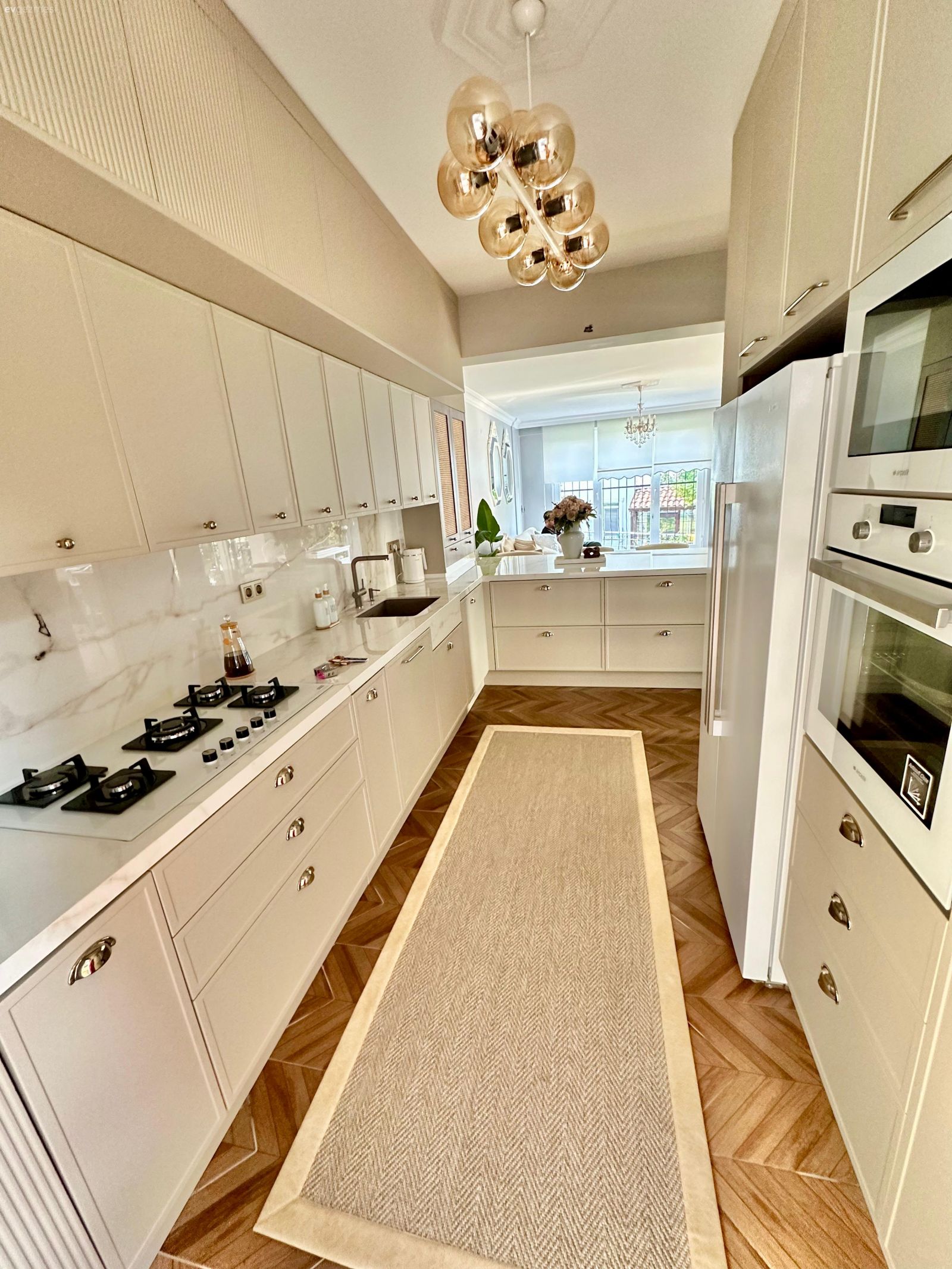 Mutfak, L-tipi mutfak, Beyaz, Bej, Krem, Mutfak tezgahı, Mutfak tezgah arası, Tezgah arası doğal taş, Lambri, Mutfak aksesuarları, Parke, Mutfak Avize Modelleri, Ankastre, Dekoratif Objeler, Mutfak halısı, İskandinav