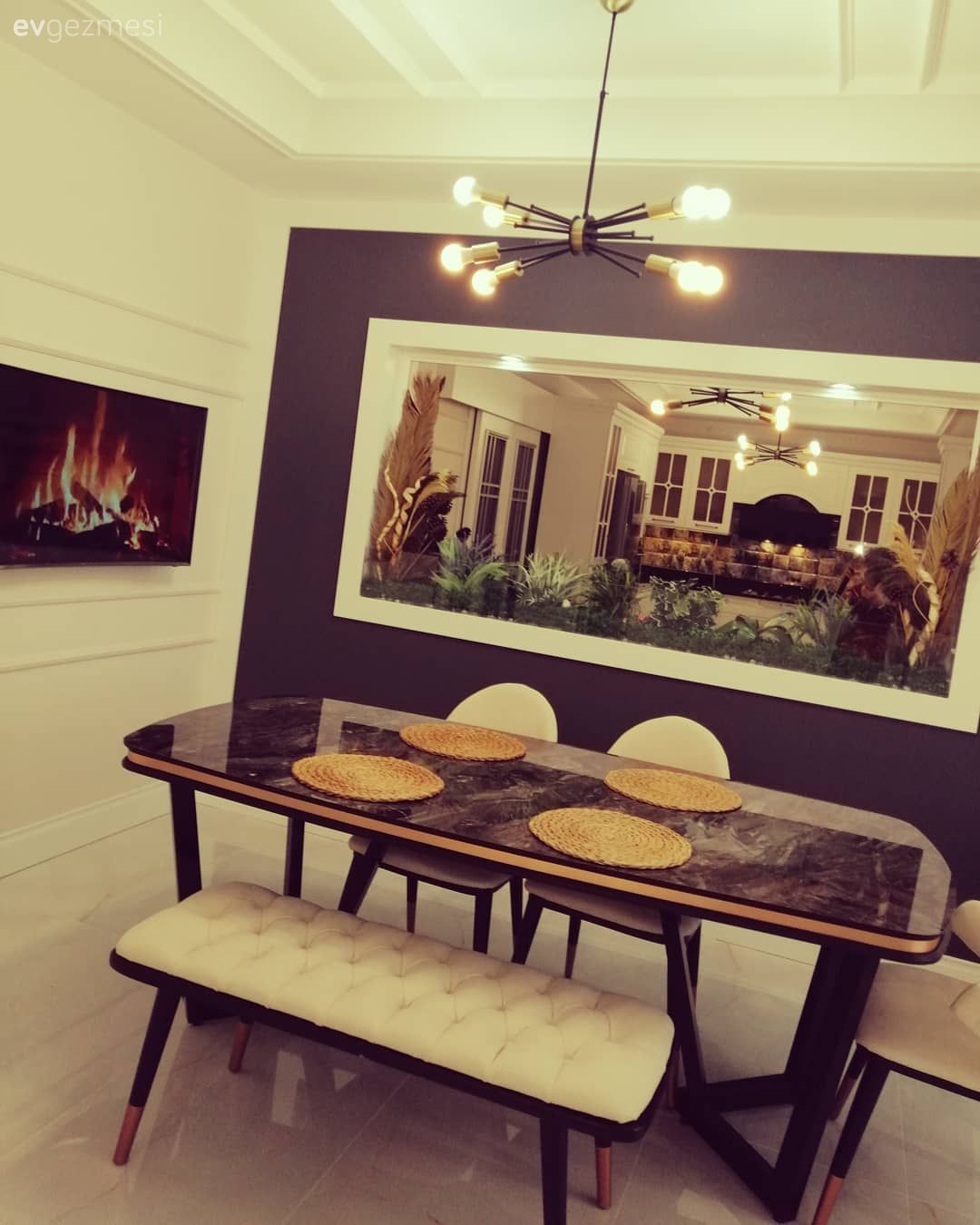 Duvar çıtalama, Avize, Aydınlatma, Salon avizesi, Ayna, Yemek masası, Sandalye, Krem, Supla, Ev Aksesuar, Bank, Tavan dekorasyon