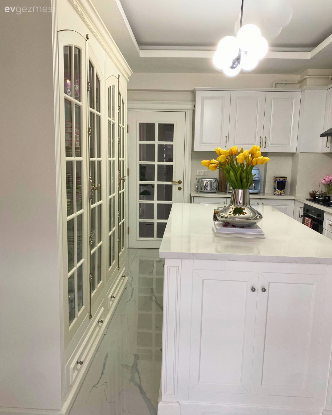 Mutfak, Modern, Beyaz, Bej, Krem, Mutfak tezgahı, Mutfak tezgah arası, Ada mutfak, Cam kapaklı dolap, Mutfak Avize Modelleri, Mutfak aksesuarları, Mutfak zemin seramikleri