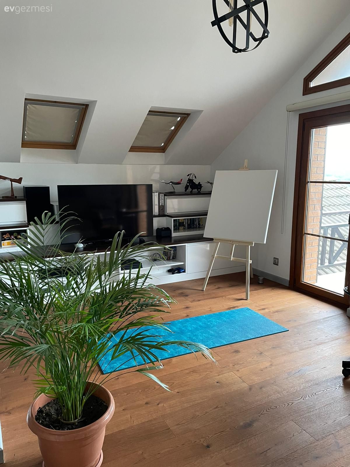 Zamansızlık Hissi Veren Bu Evde Az ve Çok Ortak Paydada Buluşmuş!