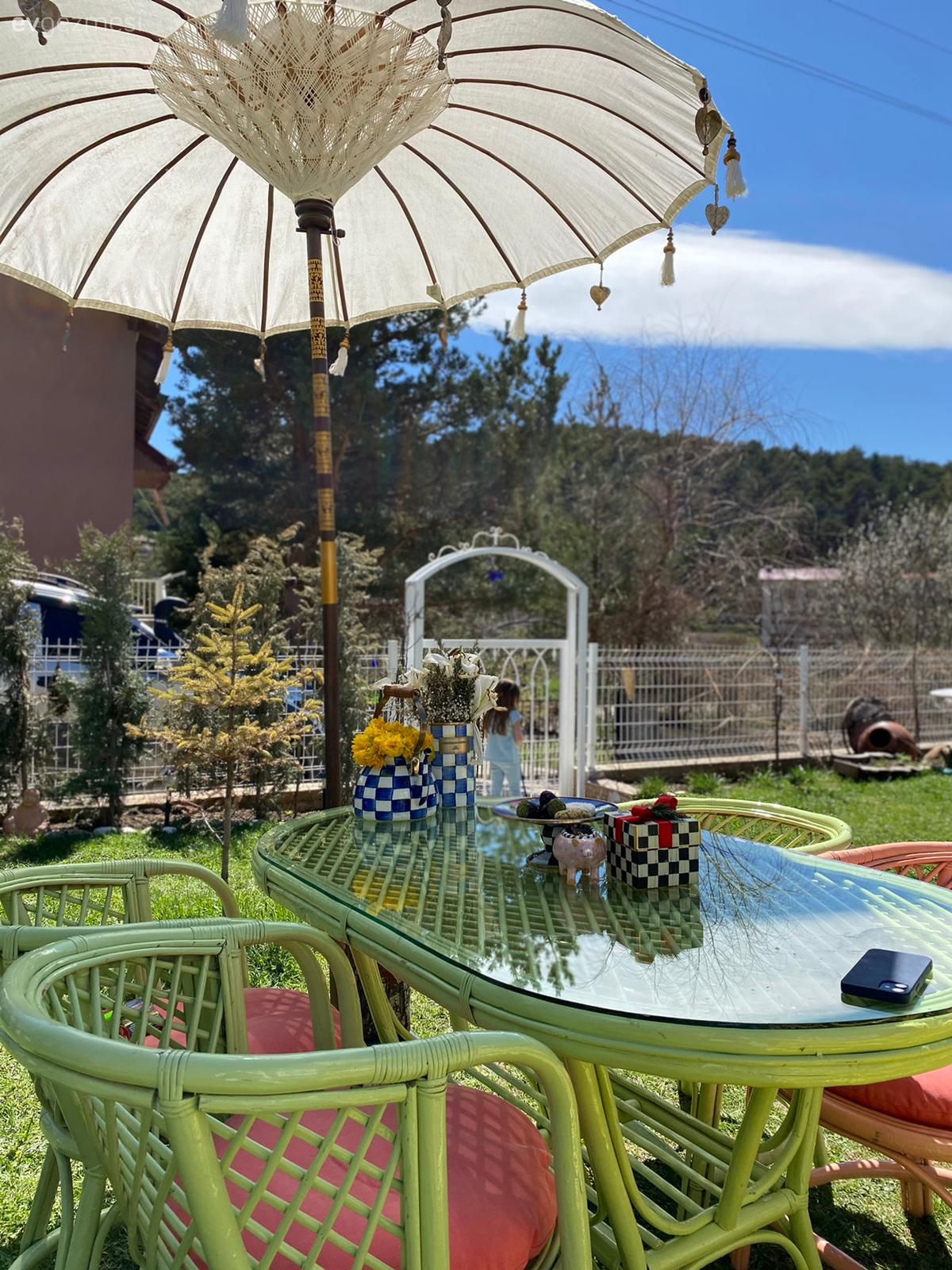 Bahçe, Bahçe masası, Sandalye, Şemsiye