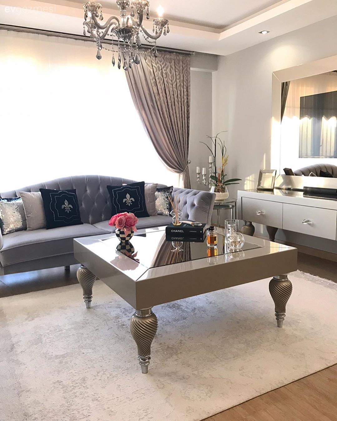 Salon, Modern klasik, Gri, Bej, Vizon, Beyaz, Kruvaze perde, Perde, Tül perde, Koltuk takımı, Orta sehpa, Sehpa, Halı, Salon halısı, Sehpa üstü aksesuarı, Ev Aksesuar, Tv ünitesi, Tv ünitesi aksesuarları, Dekoratif Objeler, Vazo