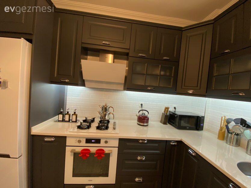 Mutfak, Gri mutfak, Rustik, Antrasit  , Shaker kapaklı dolaplar, Mutfak tezgahı, Beyaz, Mutfak tezgah arası, Tezgah arası seramik, Davlumbaz