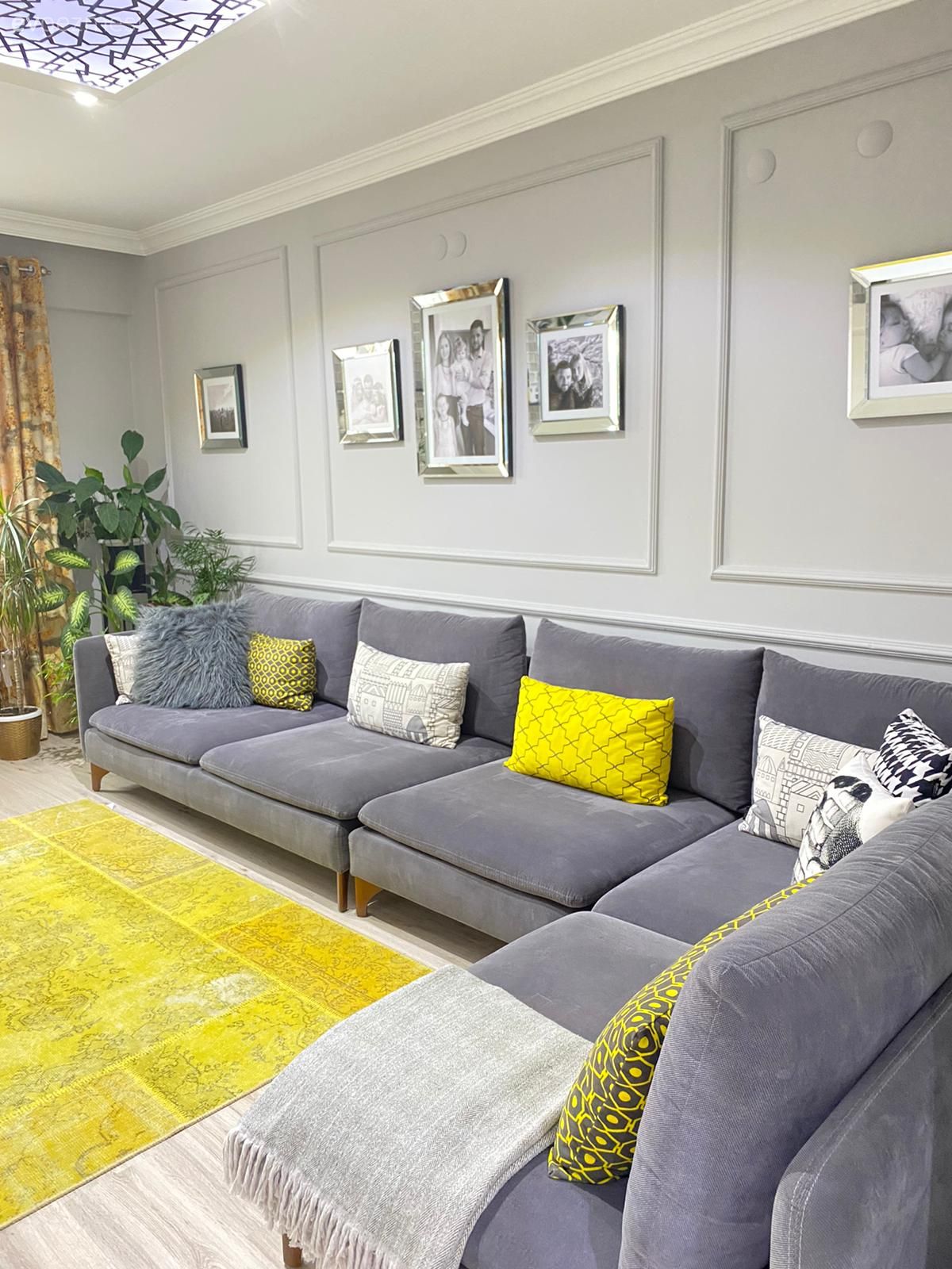 Oturma Odası, Beyaz, Gri, Sarı, Gri koltuk, Köşe koltuk, Koltuk takımı, Gri duvar, Duvar çıtalama, Çerçeve, Ayna çerçeve, Aynalı aksesuar, Halı, Kırlent, Ev tekstili, Ev bitkisi, Fon perde, Perde, Tül perde