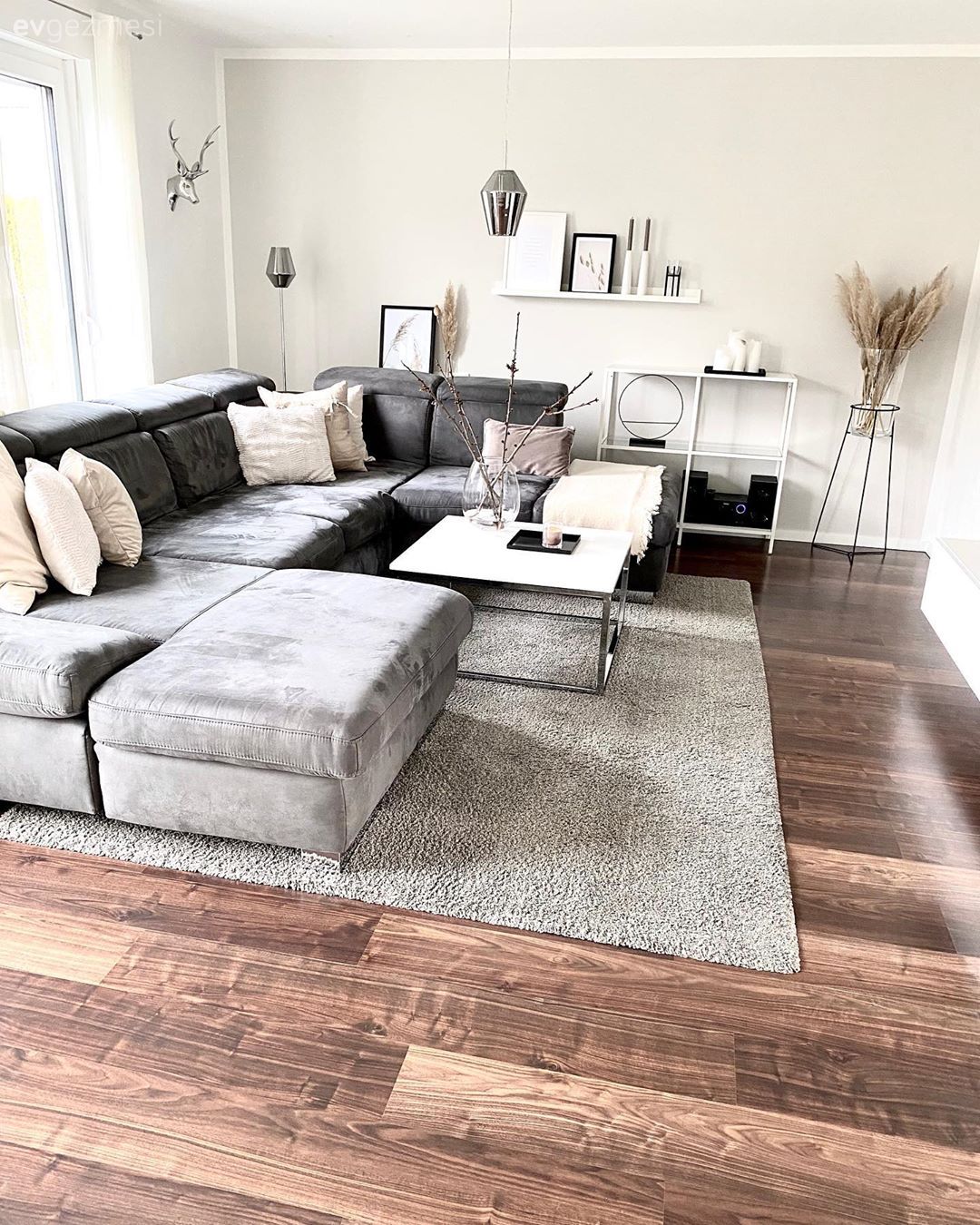 Bu Havadar Evin İçinde Açık Renkler Ahşaplarla Yoğrulmuş