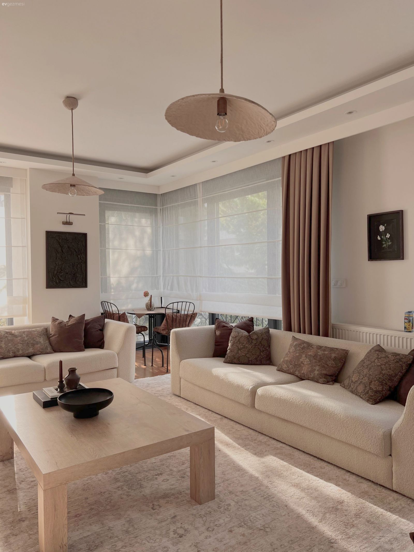 Salon, Modern, İskandinav, Kahverengi, Krem, Koltuk takımı, Halı, Salon halısı, Kırlent, Ev tekstili, Fon perde, Perde, Katlamalı perde, Ev bitkisi, Saksı, Vazo, Ev Aksesuar, Sandalye, Yemek masası, Avize, Aydınlatma, Parke, Tv ünitesi, Tv ünitesi aksesuarları, Dekoratif Objeler, Orta sehpa, Sehpa