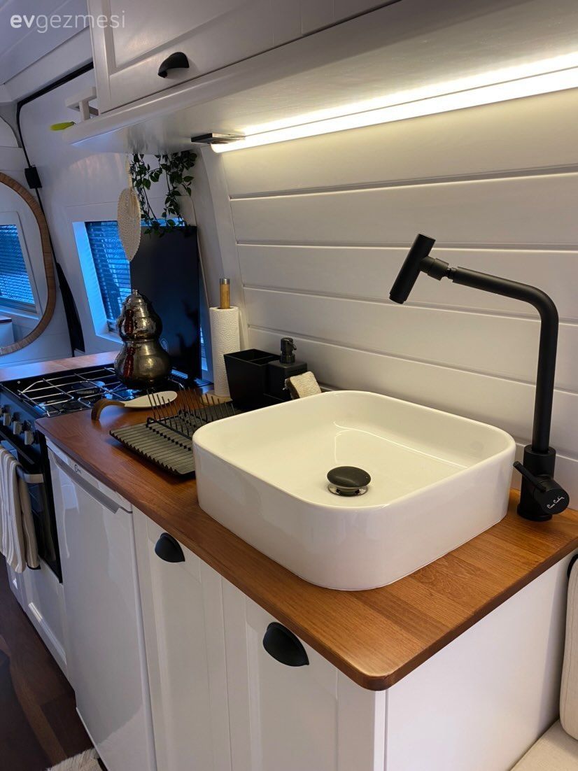 Mutfak aksesuarları, Mutfak, Banyo lavabosu, Lambri, Yuvarlak ayna, Dekoratif ayna, Ahşap mutfak tezgahı, Mutfak tezgahı