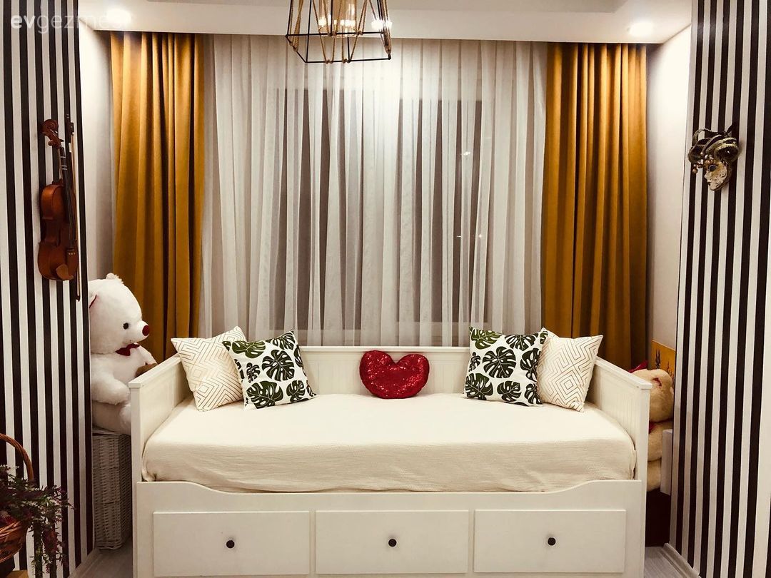 Oturma Odası, Beyaz, Hardal, Yeşil, Siyah- Beyaz, Çizgili duvar kağıdı, Desenler, Sedir, Fon perde, Perde, Tül perde, Avize, Aydınlatma, Duvar dekorasyonu, Kırlent, Ev tekstili