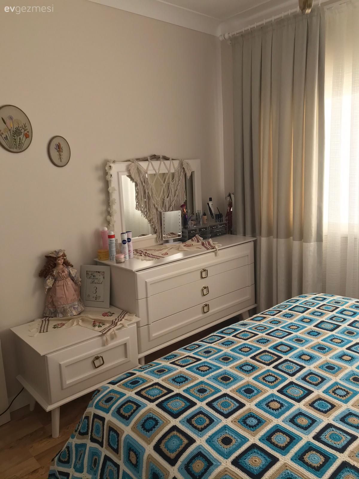 Beyaz, Mavi, Makyaj aynası, Yatak Odası, Makyaj masası, Komodin, Yatak örtüsü, Tül perde, Perde