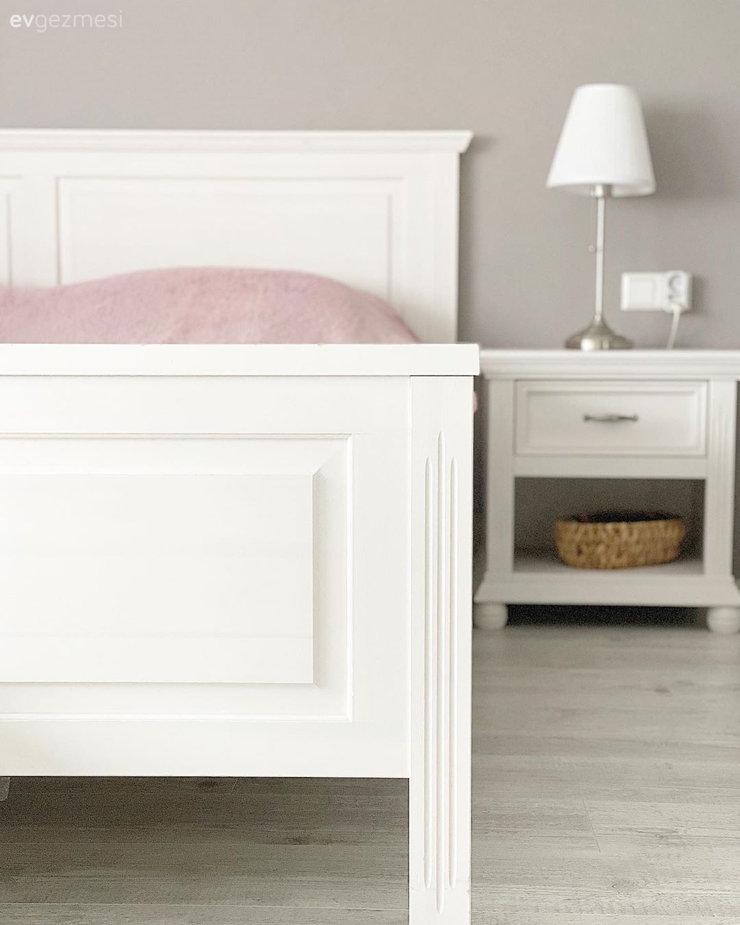 Beyaz, Gri duvar, Abajur, Aydınlatma, Komodin, Pudra pembe
