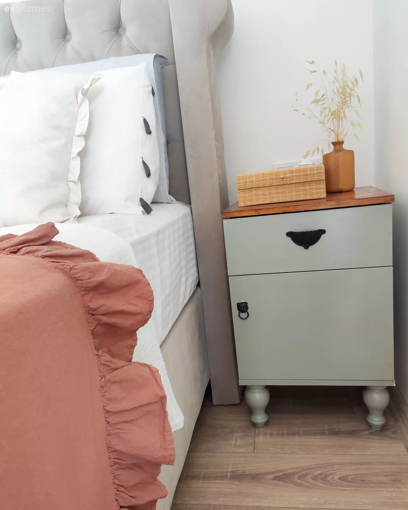 Beyaz, Pudra pembe, Yeşil, Vizon, Gri, Dekoratif Objeler, Komodin