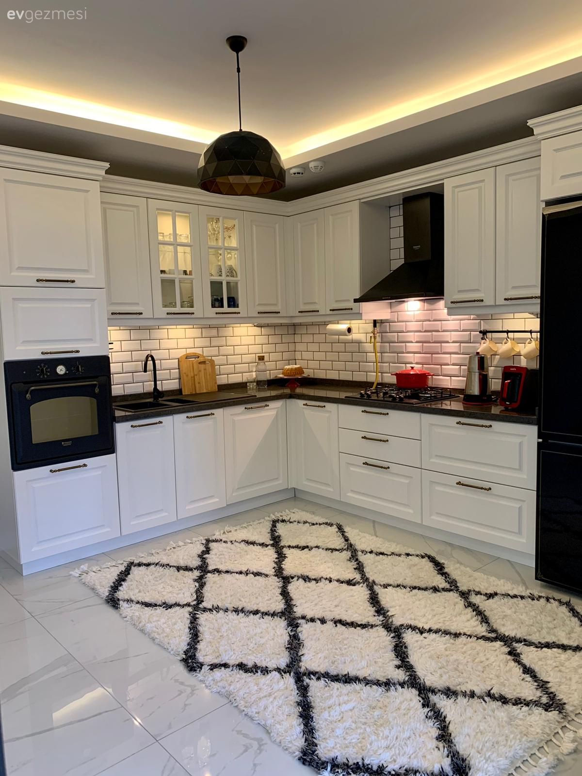 Mutfak, Beyaz, Siyah, Siyah tezgah, Mutfak tezgahı, Mutfak tezgah arası, Tezgah arası seramik, Ankastre, Halı, Geometrik desen, Desenler, Mutfak halısı, Mutfak Avize Modelleri, Davlumbaz