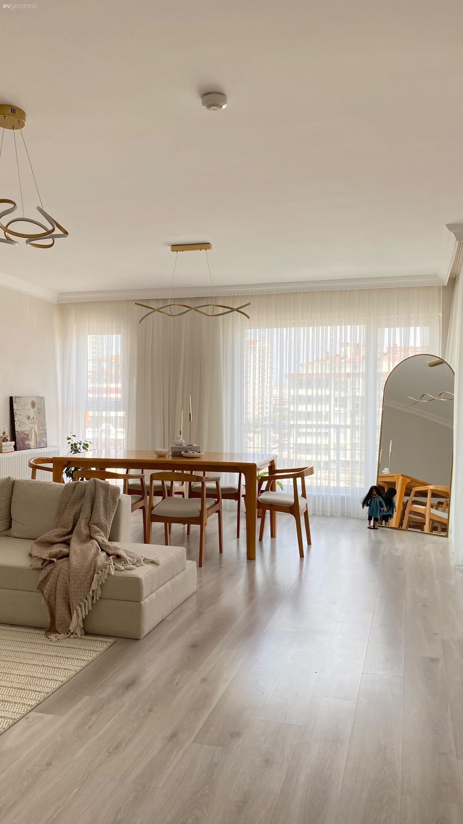 Salon, İskandinav, Modern, Beyaz, Bej, Krem, Ahşap Mobilya, Köşe koltuk, Koltuk takımı, Sandalye, Yemek masası, Tül perde, Perde, Boy aynası, Ayna, Parke, Avize, Aydınlatma