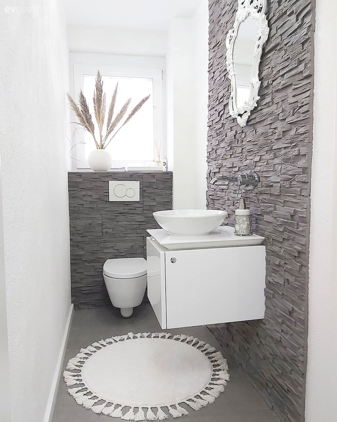 Banyo, Gri, Beyaz, Gri duvar, Banyo dolabı, Banyo paspası, Vazo, Ev Aksesuar, Yapay çiçekler, Banyo seramikleri, Banyo aynası