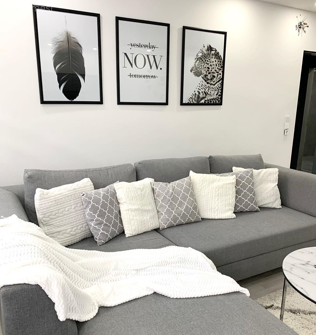 Salon, Modern, Uzanma koltuklu köşe, Köşe koltuk, Kırlent, Ev tekstili, Yuvarlak sehpa, Sehpa, Metal ayaklı sehpa, Halı, Geometrik desen, Desenler, Tablo, Duvar dekorasyonu, Spot aydınlatma, Aydınlatma, Zebra Perde, Perde, Gri, Siyah, Beyaz