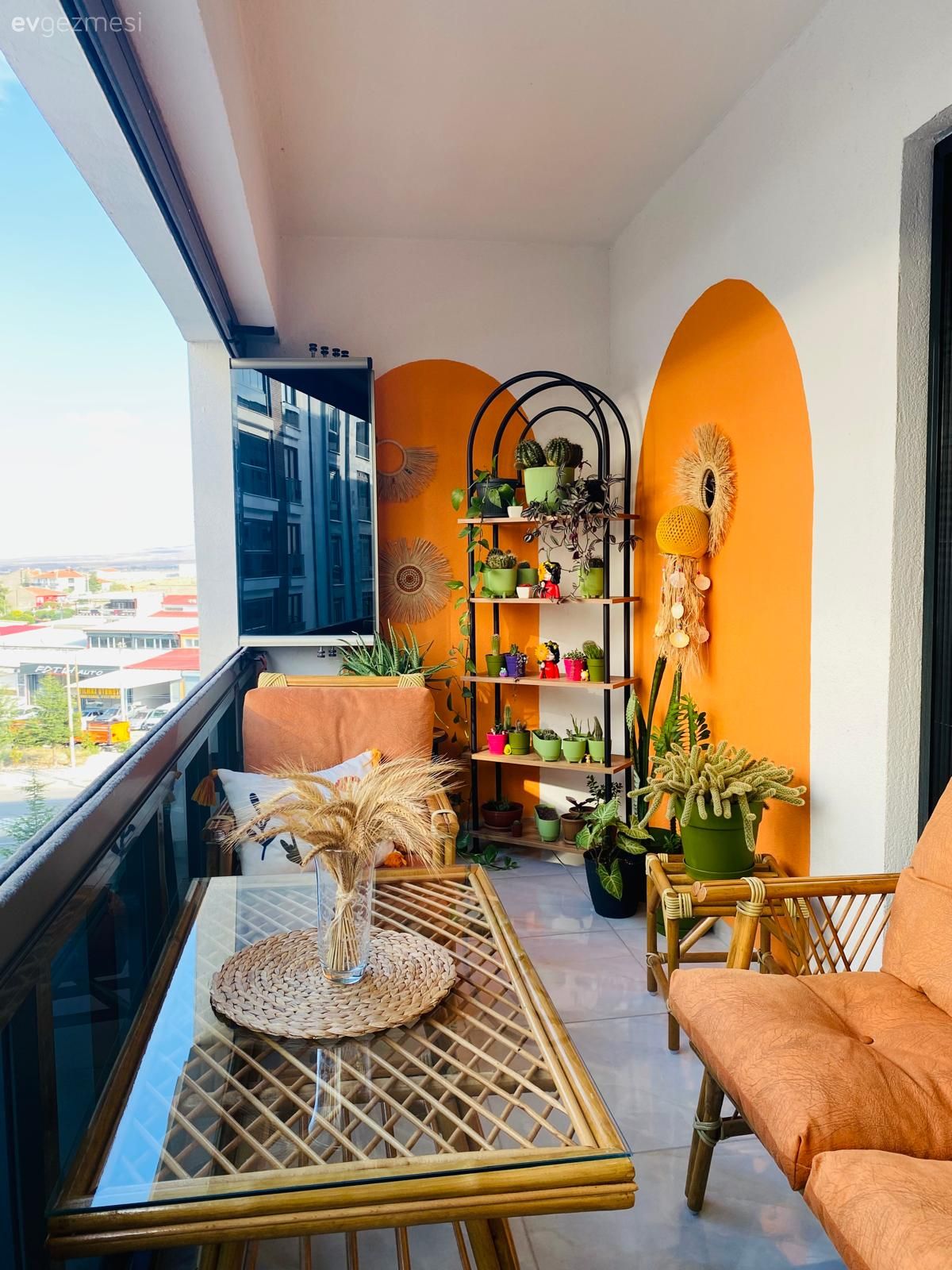 Balkon, Turuncu, Ahşap Mobilya, Hasır, Balkon oturma grubu, Turuncu duvar rengi, Ev bitkisi, Balkon masası