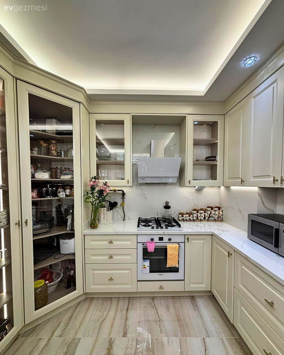 Mutfak, Country, Krem, Bej, Mutfak tezgahı, Shaker kapaklı dolaplar, Led aydınlatma, Aydınlatma, Davlumbaz, Ankastre, Kiler, Parke, Cam kapaklı dolap, Spot aydınlatma